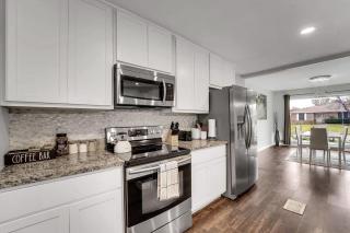 Family Home with Deck 10 Mins to Garland City Square - 7