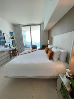 39th Floor Oceanfront Penthouse with Pool & Gym - 8