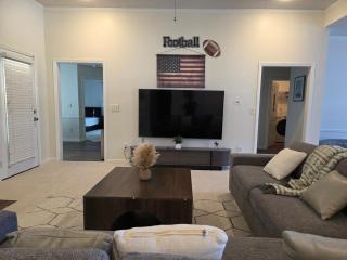 The Bama Bungalow 3BD Walk to the Game, Stay in Style - 3