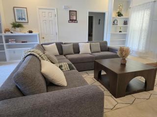 The Bama Bungalow 3BD Walk to the Game, Stay in Style - 2