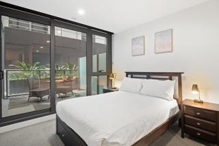 Bright 2-Bed Flat with Cityside Charm - 3