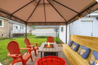 Sleeps 10 + Coffee bar + Game Room + Train to CHGO - 6
