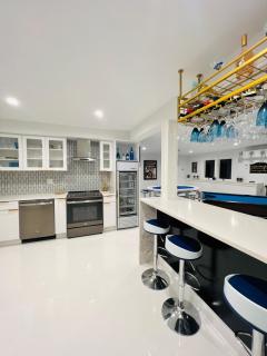Mountain Vista Luxury Retreat! - 8