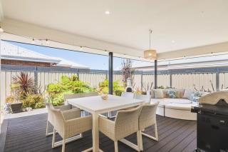 Central Family Home Near Town - 7