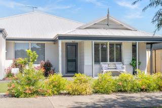 Central Family Home Near Town - 6