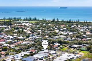 Central Family Home Near Town - 2