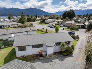The Back Hut - Te Anau Holiday Home - 0