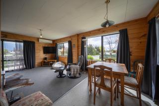 The Back Hut - Te Anau Holiday Home - 5