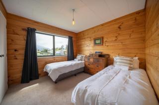 The Back Hut - Te Anau Holiday Home - 2