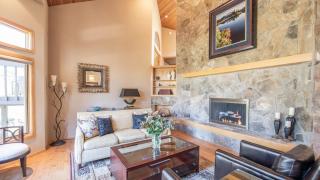 Sunriver by AvantStay Cozy Mountain Home w Indoor Pool and Hot Tub - 1