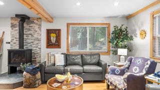 Sweet Pine Deck Hot Tub Cozy Modern Interior Close to Ski Resort - 4