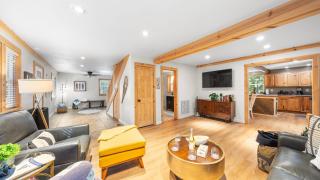 Sweet Pine Deck Hot Tub Cozy Modern Interior Close to Ski Resort - 1