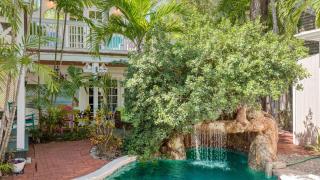 Boat House by AvantStay Character Cottage Central Location w Shared Pool Month Long Stays - 6