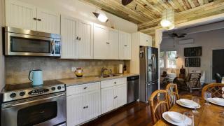 Boat House by AvantStay Character Cottage Central Location w Shared Pool Month Long Stays - 3