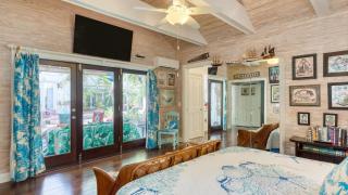 Boat House by AvantStay Character Cottage Central Location w Shared Pool Month Long Stays - 2