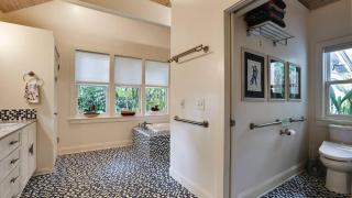 Boat House by AvantStay Character Cottage Central Location w Shared Pool Month Long Stays - 1