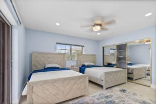 Las Olas & Beachside getaway with pool - 8