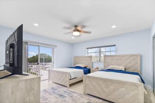 Las Olas & Beachside getaway with pool - 9