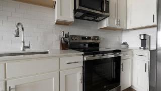 Landing Amazing 1BD Pool Gym - 3