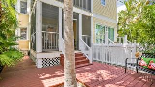 Cottage by the Pool by AvantStay w Balcony BBQ Shared Pool Month Long Stays Only - 5