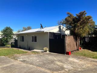 1 min walk to beach, tidy & comfortable - 9