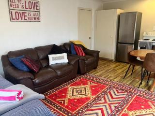 1 min walk to beach, tidy & comfortable - 5