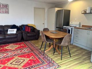 1 min walk to beach, tidy & comfortable - 4