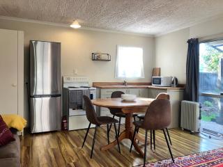 1 min walk to beach, tidy & comfortable - 3