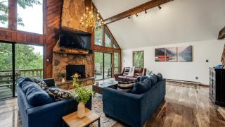 Sky View Chalet by AvantStay Stunning Interior Spacious Deck Hot Tub View - 4
