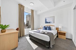 Skyline & Harbour Views-Top Floor - 8