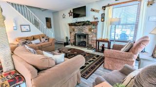 Harmony Cottage by AvantStay Lake Access Hot Tub Fire Pit Game Room - 2