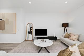 Modern City Escape Stylish 2br Apartment - 2