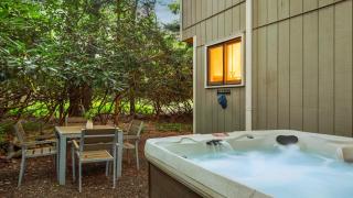 The Four Seasonal by AvantStay Hot Tub Spacious Deck Fire Pit - 8