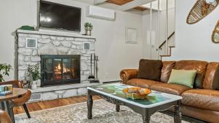 The Four Seasonal by AvantStay Hot Tub Spacious Deck Fire Pit - 4