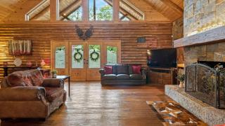 The Bigwood Cabin by AvantStay Hot Tub Firepit Pool Table Private Yard - 1