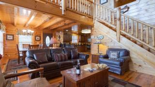 Annes Place by AvantStay Cozy Cabin with Hot Tub Games Near Dollywood Attractions - 4