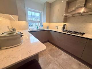 Refined Cottage Living Near Ascot & Windsor - 7