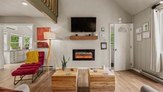 Inn the Poconos by AvantStay Private Lake Access Enclosed Hot Tub - 8