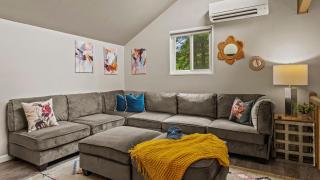 Inn the Poconos by AvantStay Private Lake Access Enclosed Hot Tub - 6