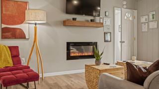 Inn the Poconos by AvantStay Private Lake Access Enclosed Hot Tub - 3