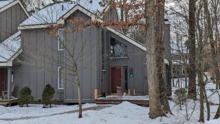 Frost Hollow by AvantStay Deck w Grill Game Room Loft - 8