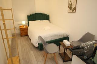 AMD Hotel Modern Comfort in the Heart of Sutton SM1 - 7