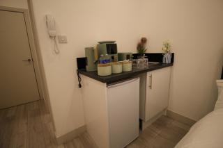 AMD Hotel Modern Comfort in the Heart of Sutton SM1 - 4