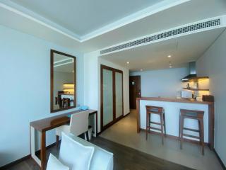Da Nang Beachfront Apartment Balcony, Infinity Pool By A La Carte - 4