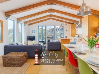 The Deck House - Stunning Chalet in Gurnard with Solent Views and Terrace - 0