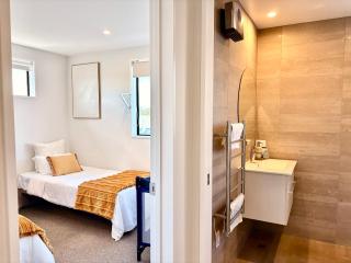 Travellers' dream steps from shops and close to Airport - 2