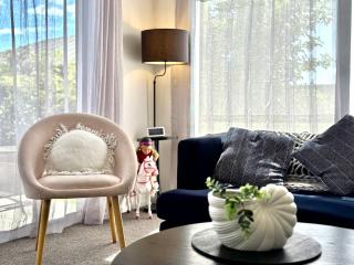 Travellers' dream steps from shops and close to Airport - 7