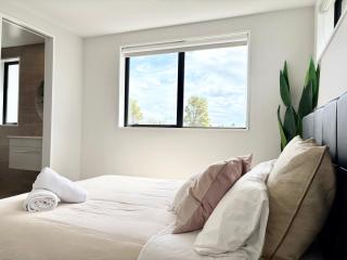 Travellers' dream steps from shops and close to Airport - 5