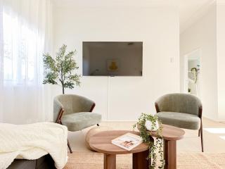 Penthouse Spot - Sleep 8 - Free Parking - 4km CBD - 1