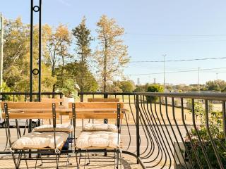 Penthouse Spot - Sleep 8 - Free Parking - 4km CBD - 4